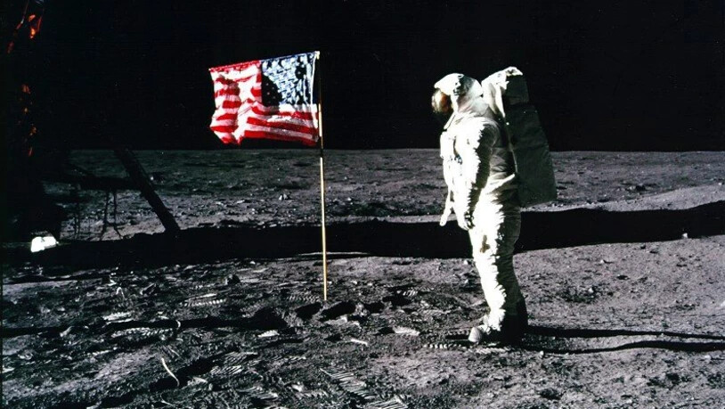 Die zweite Fahne auf dem Mond: die US-Flagge, aufgestellt von Buzz Aldrin.