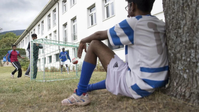 Flüchtlinge spielen Fussball im Bundesasylzentrum in Boudry NE. Angesichts der sinkenden Zahl von Asylgesuchen prüft das SEM auch die Schliessung von Standorten. (Symbolbild)
