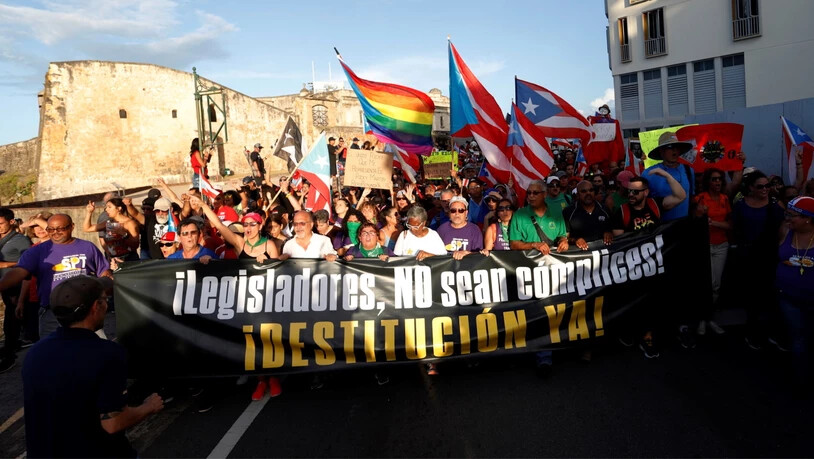 Im US-Aussengebiet Puerto Rico sind am Mittwoch (Ortszeit) wieder zahlreiche Menschen gegen die Lokalregierung um Ricardo Rosello auf die Strasse gegangen.