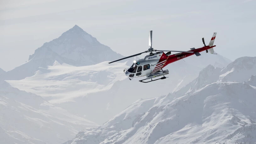 Ein Helikopter der Air-Glaciers bei einem Rettungseinsatz im Skigebiet Crans-Montana. (Archivbild)