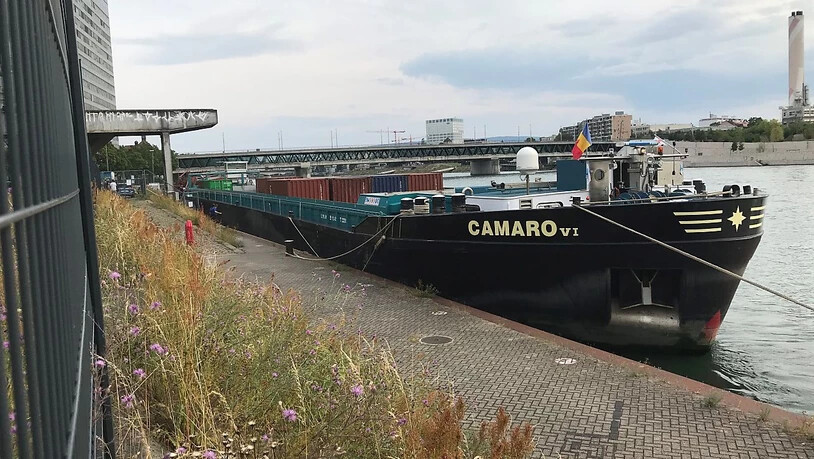 Der Frachter "Camaro VI" hat in Basel Pfeiler von zwei Rheinbrücken touchiert und liegt vertäut im Hafengebiet.