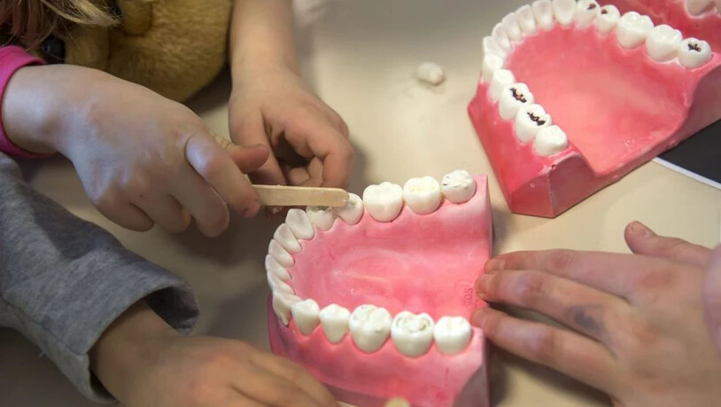 Die Zahngesundheit nimmt weltweit ab, warnen Forscher. Mitschuld ist die Industrie, die einerseits zahnschädigende Lebensmittel anbietet und andererseits Produkte propagiert, welche den Schäden zuvorkommen - ein doppelt lukratives Geschäft. (Symbolbild)