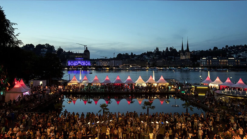 Stimmungsvoller Auftakt des diesährigen Blue Balls Festivals am Luzern Seebecken.