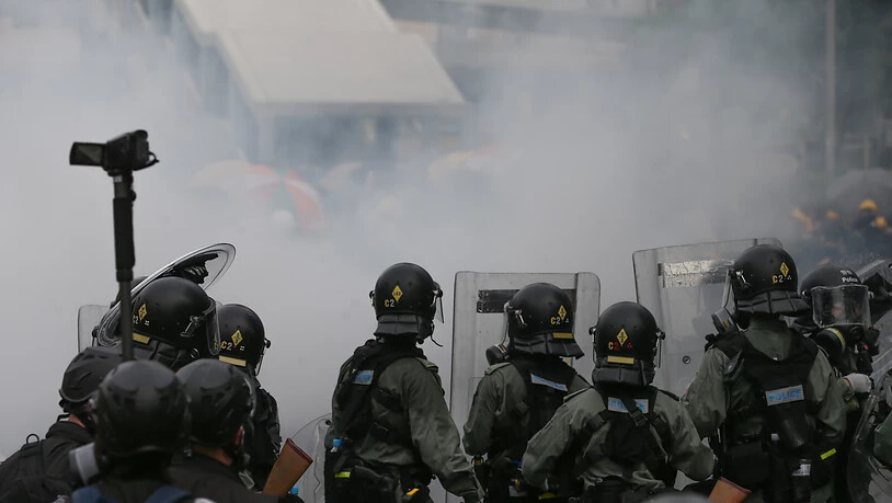 Tränengasnebel zwischen Polizei und Demonstrierenden in Hongkong.