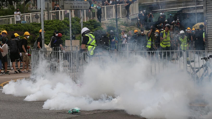 Die Polizei hat Tränengas gegen die Demonstranten in Hongkong eingesetzt.