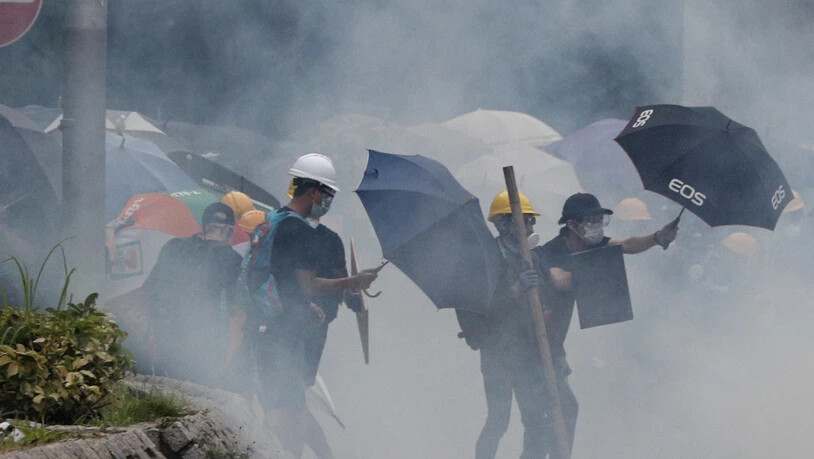 Schirme im Tränengasnebel: in Hongkong sind die Proteste am Samstag erneut eskaliert.