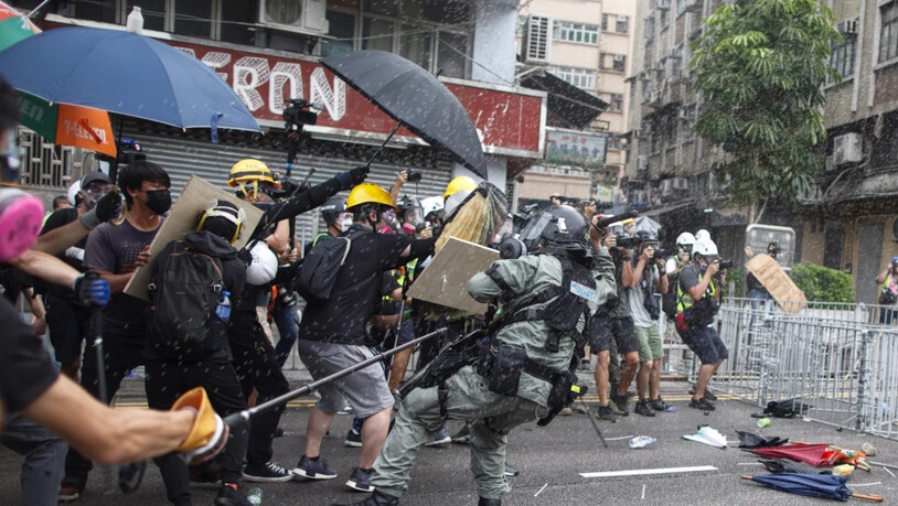 Die Konfrontation zwischen Demonstranten und Sicherheitskräften in Hongkong eskalierte am Samstag erneut.