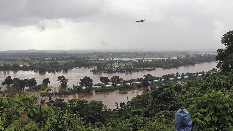 Aus dem in den Monsunfluten stecken gebliebenen Zug wurden im Südwesten Indiens fast 900 Reisende mit Booten und Helikoptern in Sicherheit gebracht.