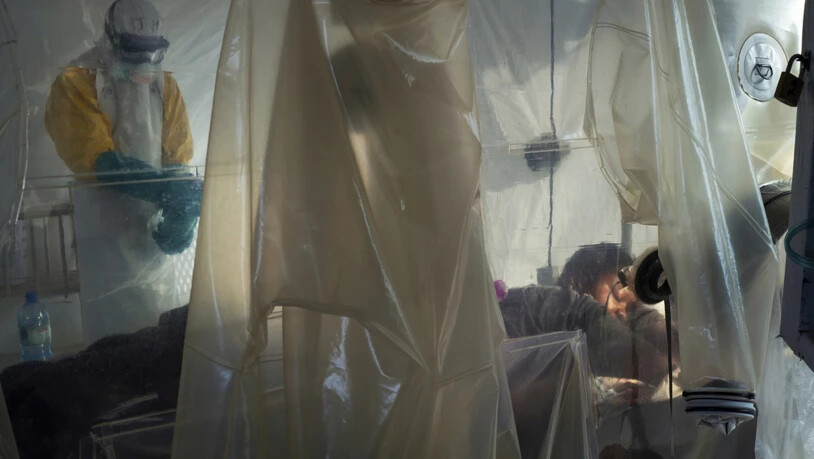 Gesundheitsmitarbeiter bei der Arbeit mit einem Ebola-Patienten Mitte Juli im Kongo. (Archivbild)
