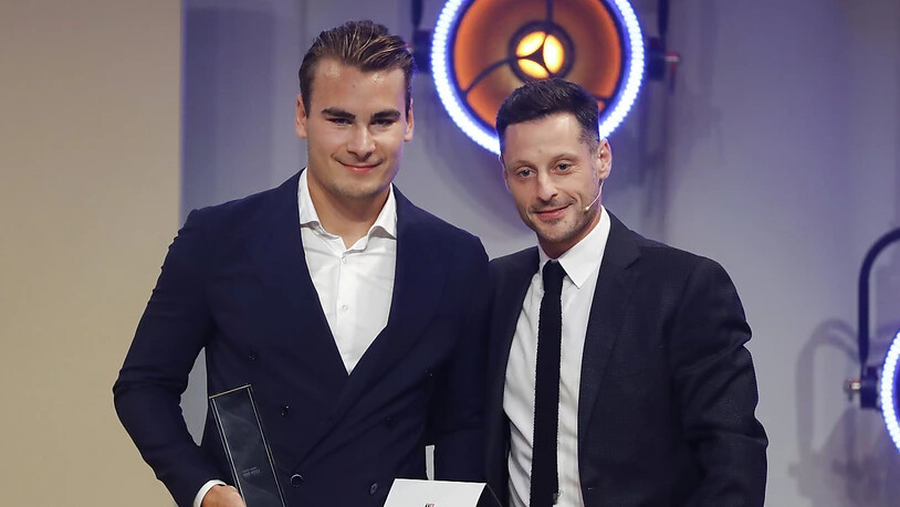 Timo Meier (links) erhielt den Hockey Award für internationale Leistungen von Mark Streit überreicht.