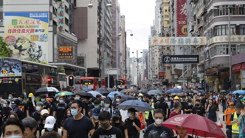Tausende Menschen nahmen am Samstag im Hongkonger Stadtteil Mong Kok an einem Protestmarsch gegen die Regierung teil.