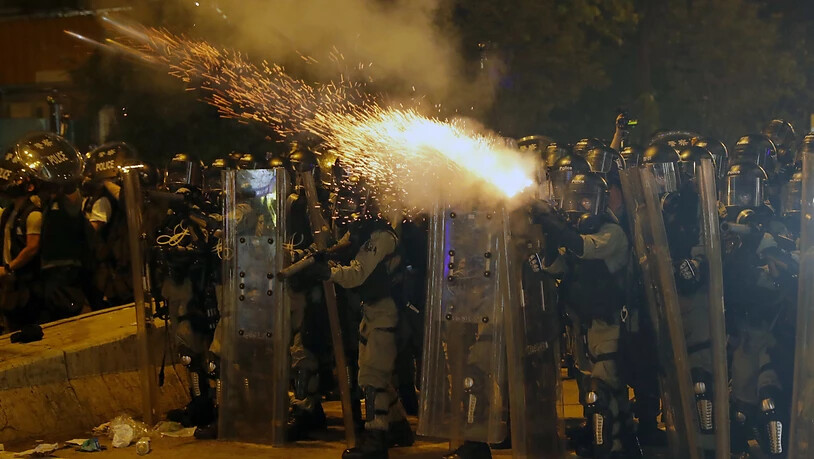 Die Polizei hat in Hongkong Tränengas und Schlagstöcke gegen regierungskritische Demonstranten eingesetzt.