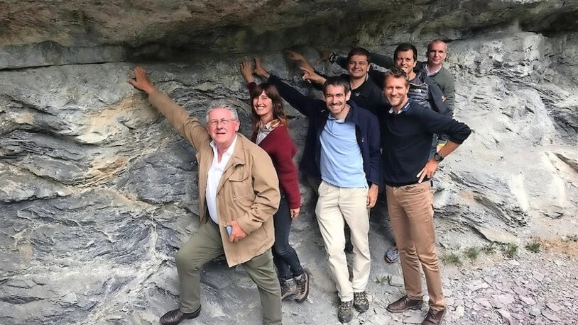 Zum Abschluss eine Exkursion: Die Besuchergruppe aus Frankreich «begreift» die Lochsite, eine der wichtigsten geologischen Sehenswürdigkeiten der Alpen.