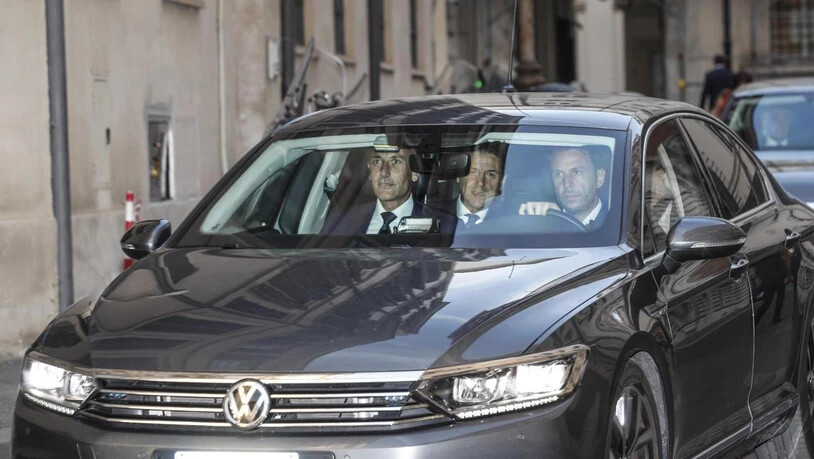 Italiens Premierminister Giuseppe Conte verlässt den Regierungssitz in Rom.