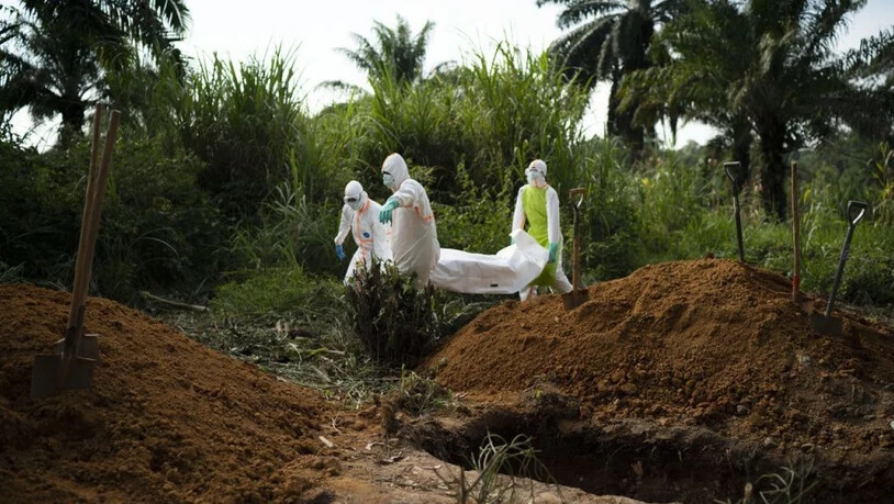 Helfer beerdigen die Leiche eine Ebola Opfers in Beni in der Demokratischen Republik Kongo. (Archivbild)
