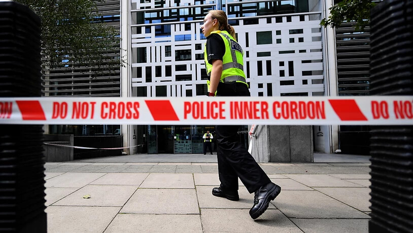 Vor den Gebäude des britischen Innenministeriums in London ist ein Mann mit einem Messer schwer verletzt worden.