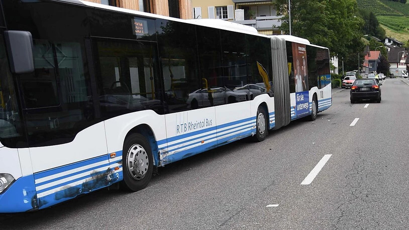 Der Linienbus der RTB Rheintal Bus wurde in Balgach SG von einem Auto gerammt, dessen Lenker am Steuer eingeschlafen war.