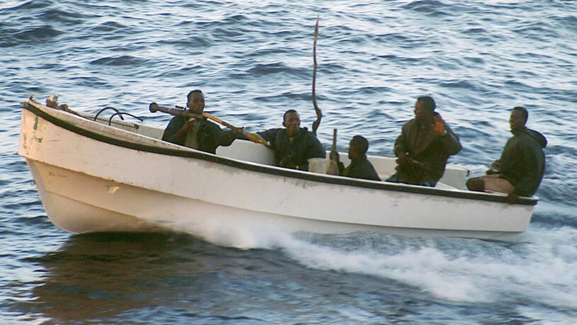 Afrikanische Piraten bewaffnet mit Raketenwerfer und Maschinengewehren. (Symbolbild)