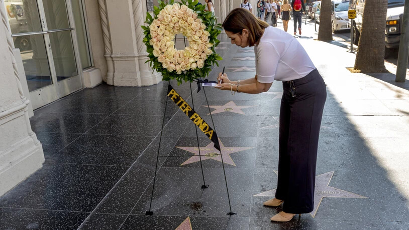 Auf dem "Hollywood Walk of Fame" in Los Angeles bei der Sternenplakette von Peter Fonda nach der Todesnachricht Blumen aufgestellt.