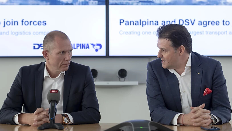 Panalpina verschwindet: Jens Bjoern Andersen, CEO von DSV (links), und Stefan Karlen, bisheriger CEO von Panalpina, an der Pressekonferenz zur Übernahme durch DSV im April 2019.