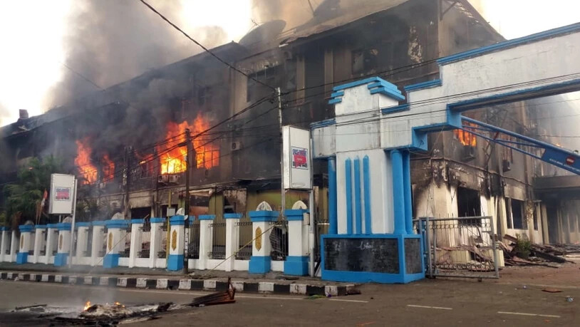 Demonstranten in West-Papua haben am Montag das lokale Parlamentsgebäude in Brand gesetzt, weil das Gerücht umlief, dass ein Demonstrant bei einer Kundgebung am Freitag ums Leben gekommen sei.