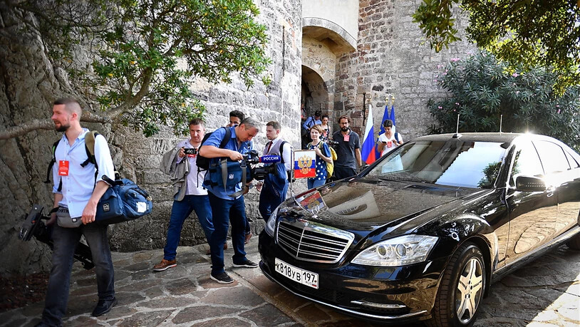 Russische Medienvertreter bei der Ankunft von Präsident Wladimir Putin zum Treffen mit dem französischen Präsidenten Emmanuel Macron.