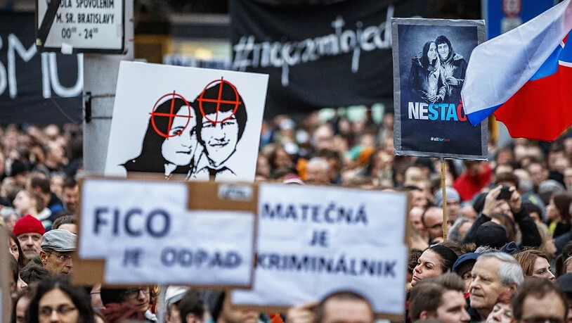 Tausende Menschen haben aus Anlass des Jahrestages der Ermordung des slowakischen Journalisten und dessen Verlobte protestiert. Nun sollen in dem Mordfall auch Staatsbeamte zur Rechenschaft gezogen werden.