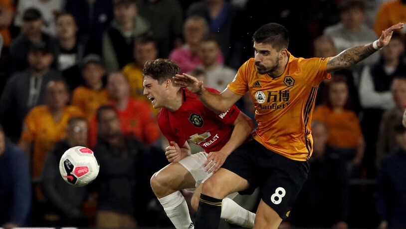 Manchester United's Daniel James (links) im Duell mit Wolverhamptons Ruben Neves
