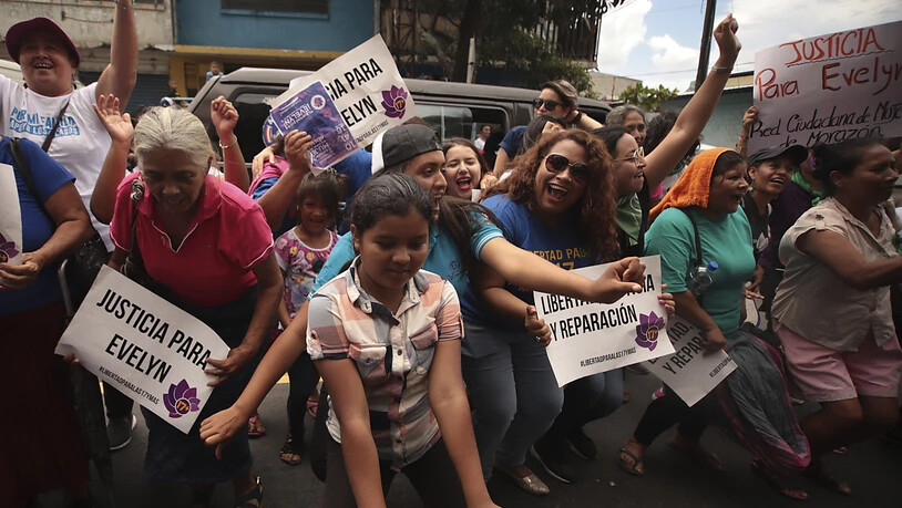 Frauen und Mädchen feiern den Freispruch von Evelyn Hernandez. Die junge Frau war nach einer mutmasslichen Totgeburt in El Salvador des Mordes angeklagt worden. (Foto: Salvador Melendez/AP Keystone)