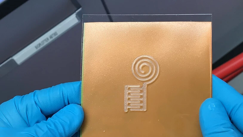Auf ein Trägermaterial gedruckt ist der Sensor aus Nanocellulose nur einen halben Millimeter dick.