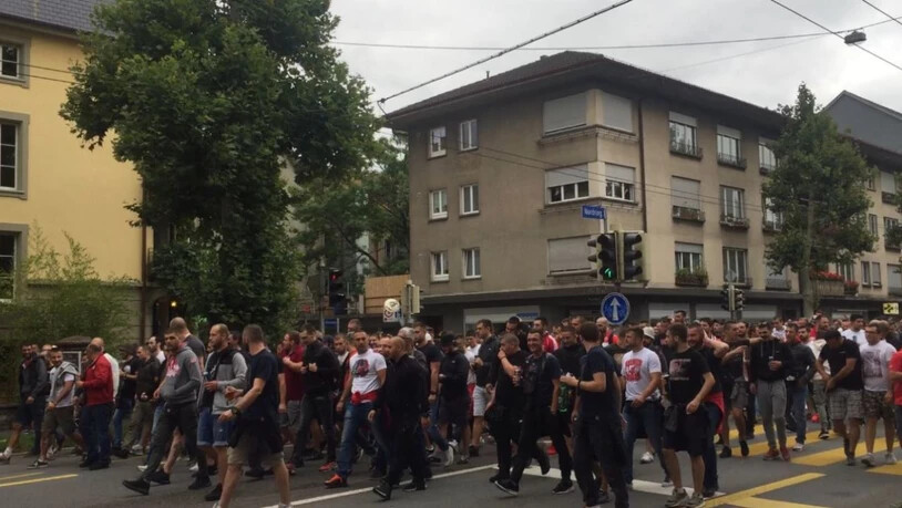 Die Fans von Roter Stern Belgrad auf dem Weg von der Berner Innenstadt zum Stadion.