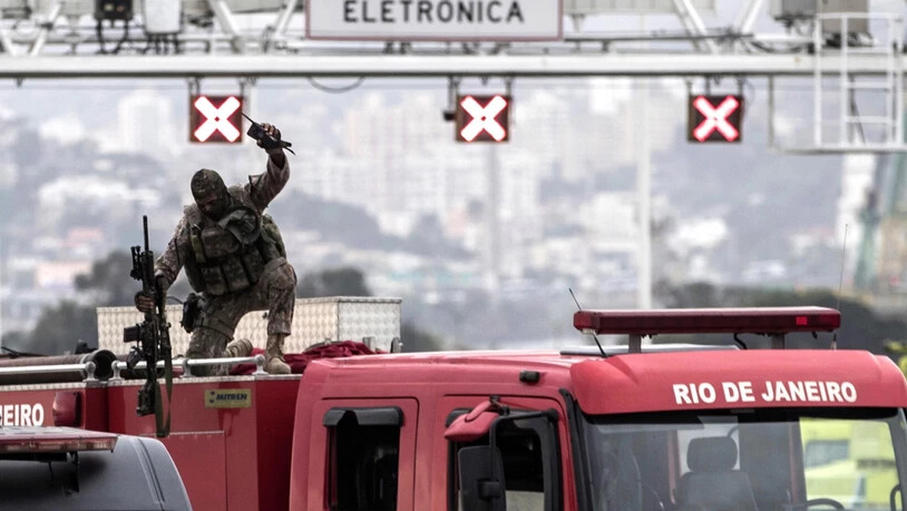 Ein Scharfschütze der Polizei in Rio jubelt nach der Tötung eines Geiselnehmers in einem Bus. (Archivbild)