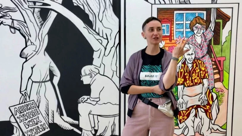 Victoria Lomasko vor ihrem Wandgemälde, das sie als Artist in Residence im Cartoonmuseum Basel geschaffen hat.