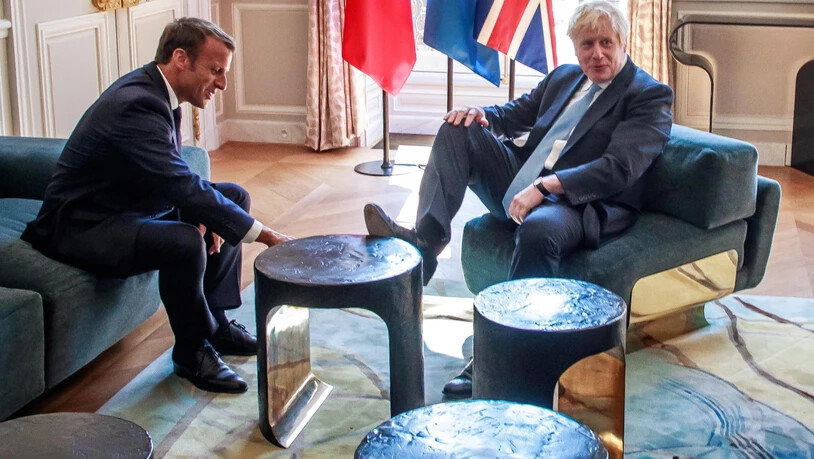 Nicht die feine englische Art: Der britische Premier Boris Johnson kritisiert böse Kommentare für seinen "informellen Ansatz" beim Treffen mit dem Französischen Präsidenten Emmanuel Macron.