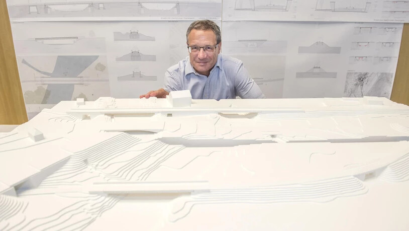 Karl Baumann, Leiter Kunstbauten der RhB, schaut sich das aus einem Wettbewerb hervorgegangene Siegermodell einer Brücke an.