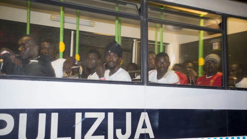 Die über 350 Flüchtlinge wurden nach der Ankunft im Hafen von Valletta auf dem Rettungsschiff "Ocean Viking" mit Bussen weitertransportiert.