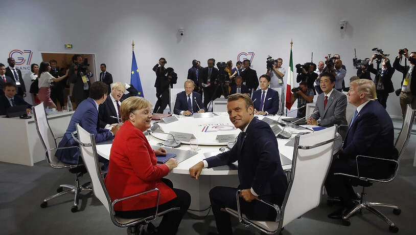 Die deutsche Bundeskanzlerin Angela Merkel (l.), Frankreichs Premierminister Emmanuel Macron (2. v. l.), US-Präsident Donald Trump (r.) und Japans Premierminister Shinzo Abe (2. v. r.) am G7-Gipfel in Biarritz.