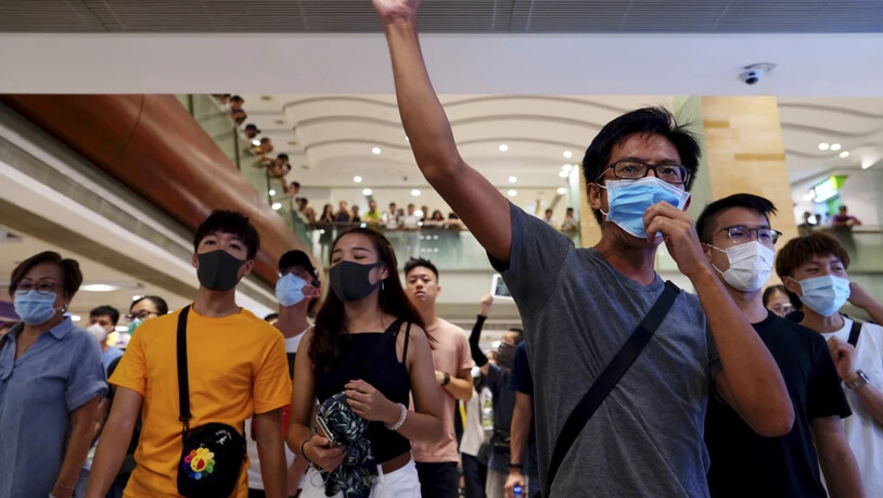 Statt am Flughafen versammelten sich Demonstranten am Samstag in Einkaufszentren und an U-Bahn-Stationen in der Hongkonger Innenstadt.