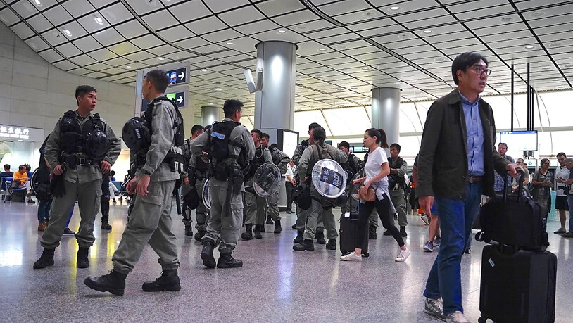 Hunderte Bereitschaftspolizisten patrouillierten am Samstag am Hongkonger Flughafen.