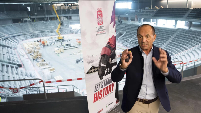 Gian Gilli spricht im fast fertig gebauten Lausanner Stadion zu den Medien.