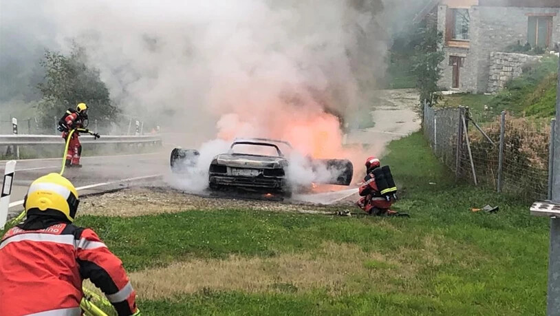 Zum Glück konnten alle Insassen dieses Auto verlassen, bevor es komplett in Flammen aufging.