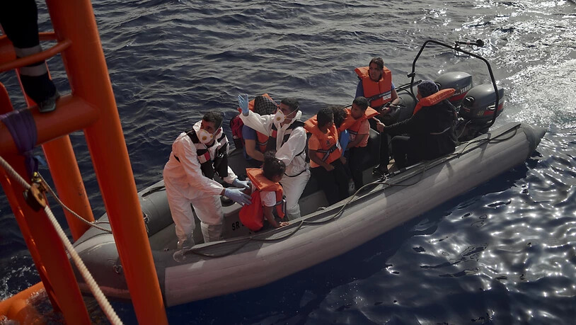 Maltesische Soldaten helfen Flüchtlingskindern, von der "Ocean Viking" auf ihre Rettungsboot umzusteigen.