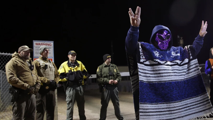 Ein Mann mit Ausserirdischen-Maske beim Eingang zum US-Militärtestgelände Area 51 im Bundesstaat Nevada.