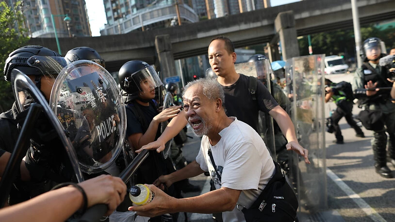 Bei Protesten in der Stadt Tuen Mun im Nordwesten Hongkongs ist es zu Zusammenstössen zwischen Demonstranten und der Poleizei gekommen.