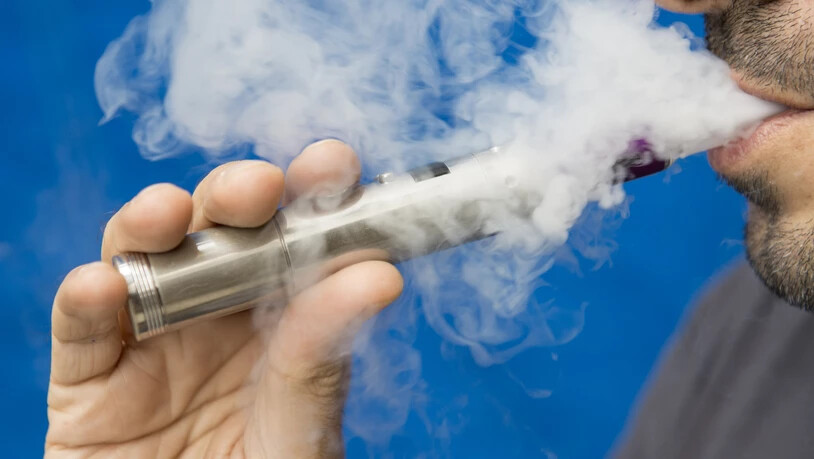 In den USA ist die Zahl der Toten durch E-Zigaretten auf acht gestiegen. Zudem traten bisher mehr als 900 Fälle von schweren Lungenerkrankungen auf, die mit den Dampfern zusammenhängen. (Symbolbild)