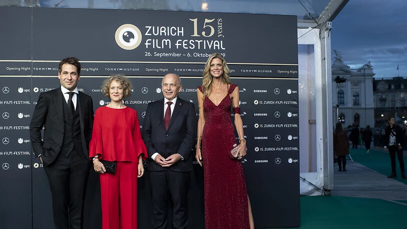 ZFF-Direktoren Karl Spoerri (links) und Nadja Schildknecht (rechts) posieren zusammen mit der Zürcher Stadtpräsidentin Corine Mauch (2. v.l.) und Bundespräsident Ueli Maurer (2.v.r.).