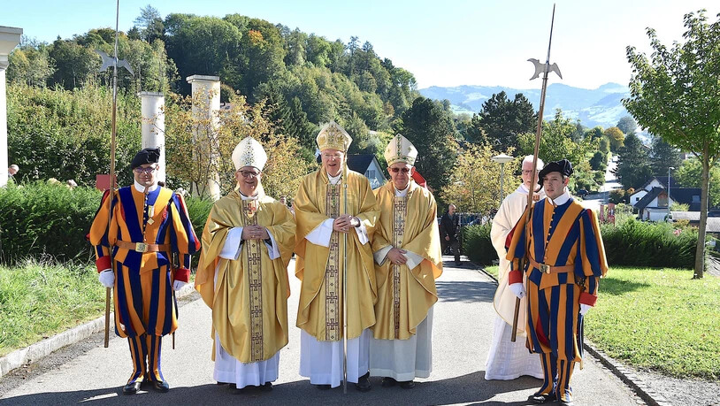  In Begleitung der Schweizer Garde: Bischof Marian Eleganti, Erzbischof Thomas E. Gullickson und Erzbischof Thomash Peta (von links). 