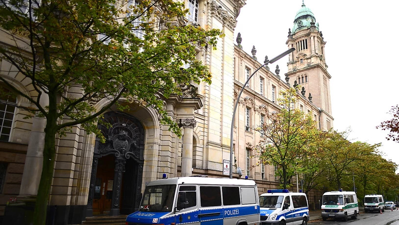 Bereit zum Abtransport der verurteilten Hells Angels: Polizeiautos vor dem Landgericht in Berlin.