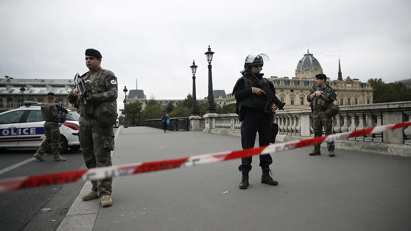 Auch das Militär steht im Einsatz vor dem Hauptquartier der Polizei in Paris.