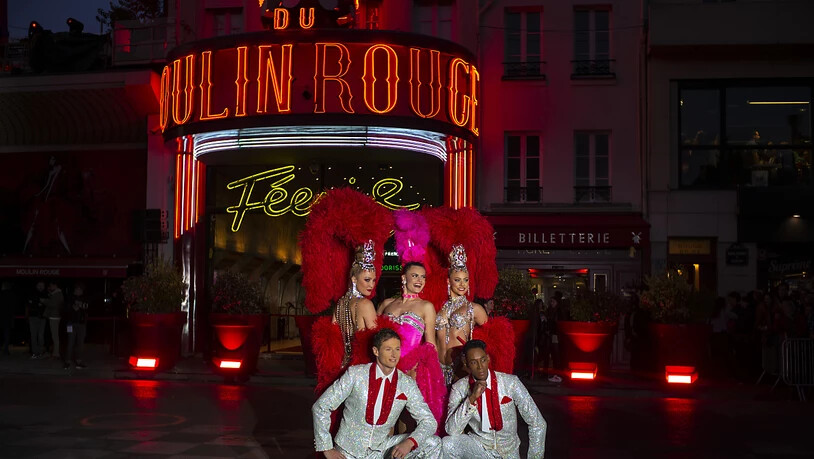 Mit einer grossen Show und Feuerwerk hat das Moulin Rouge in Paris am Sonntagabend das 130. Jahr seines Bestehens gefeiert.
